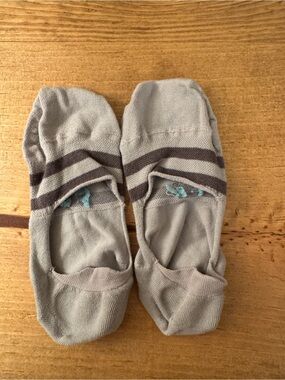 No-Show Sock Liners in Light Gray with Dark Gray Stripes